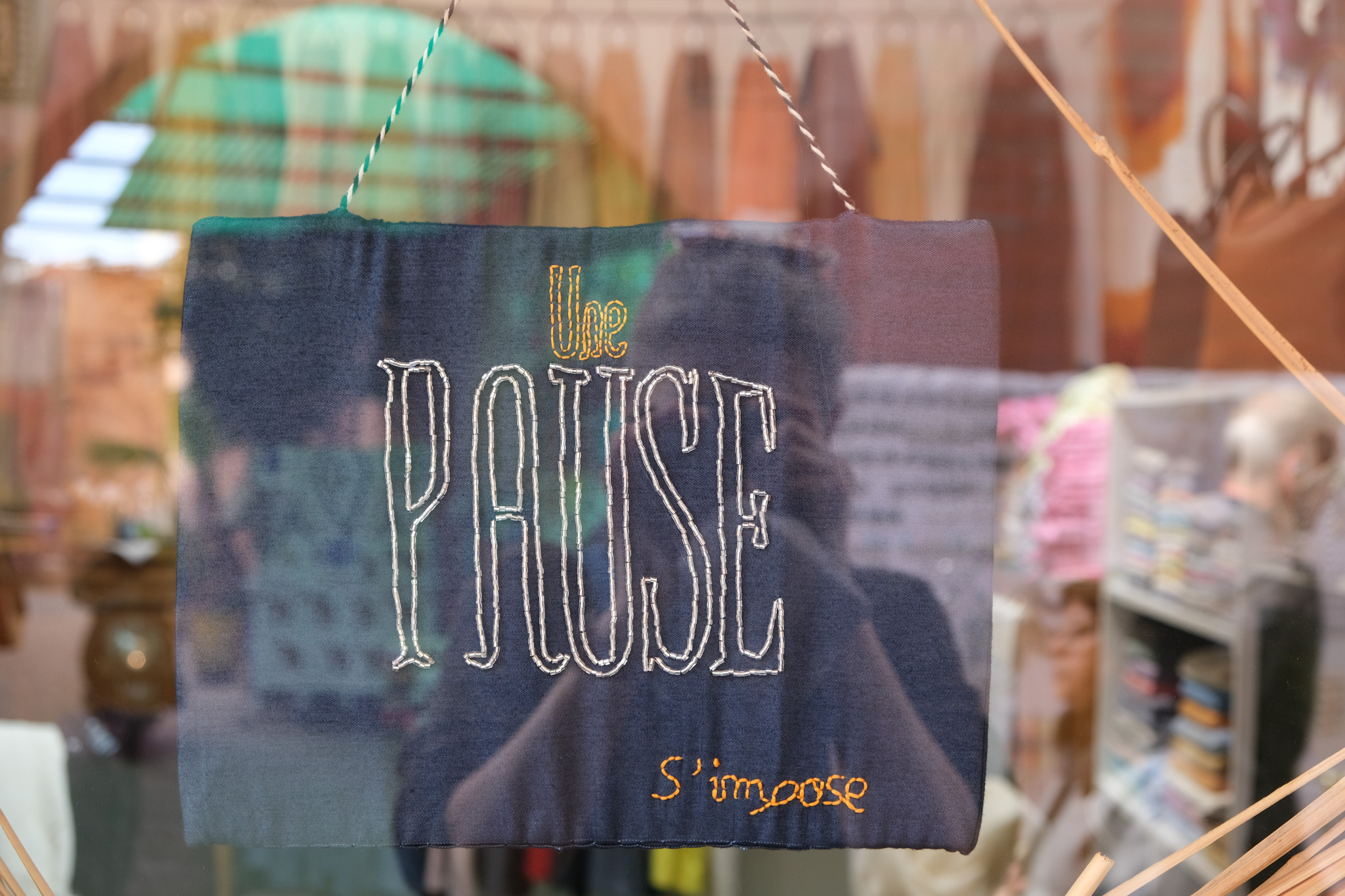 Une Pause S'Impose, sign in Marrakesh, Morocco