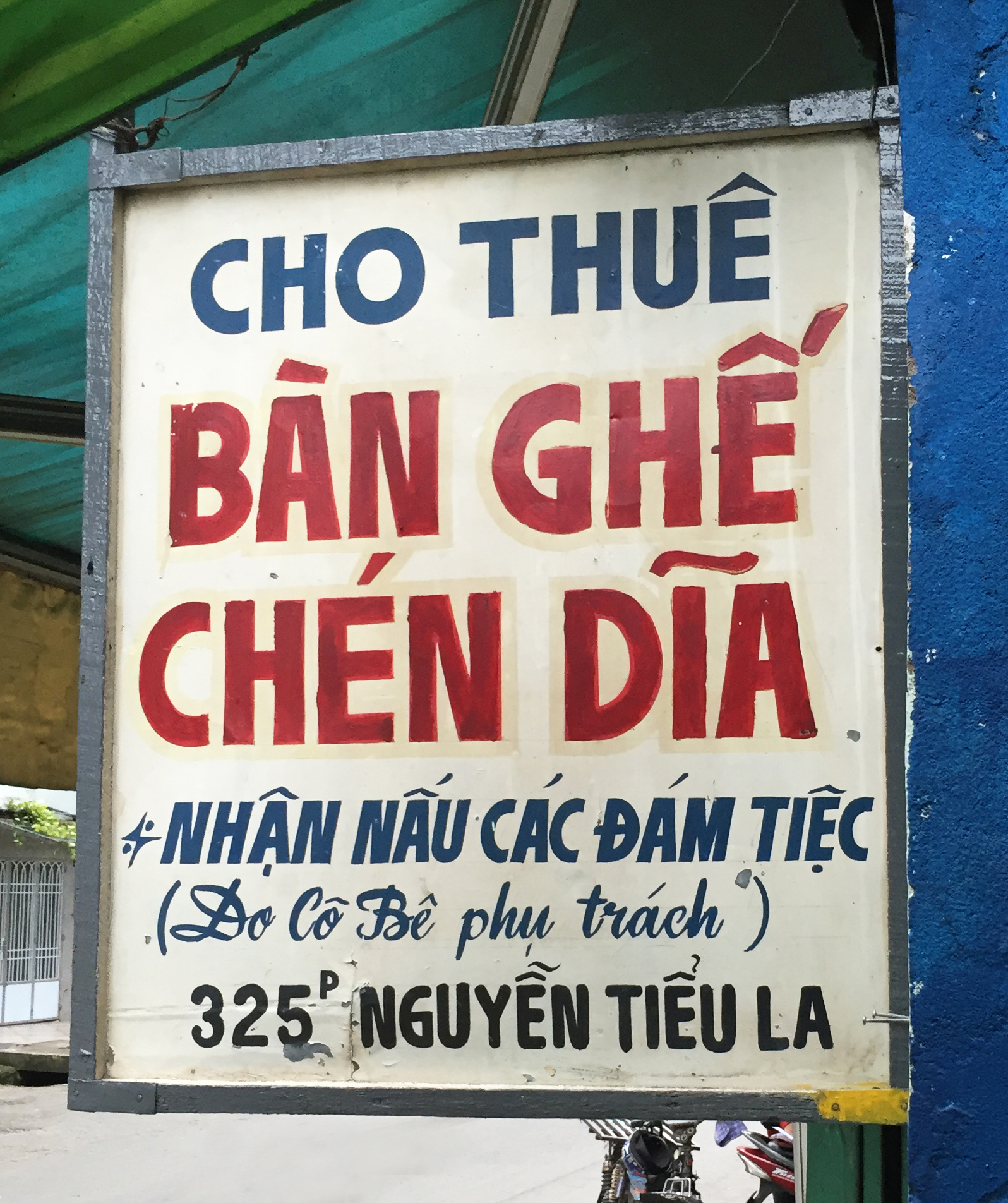 Bàn Ghế Chén Dĩa