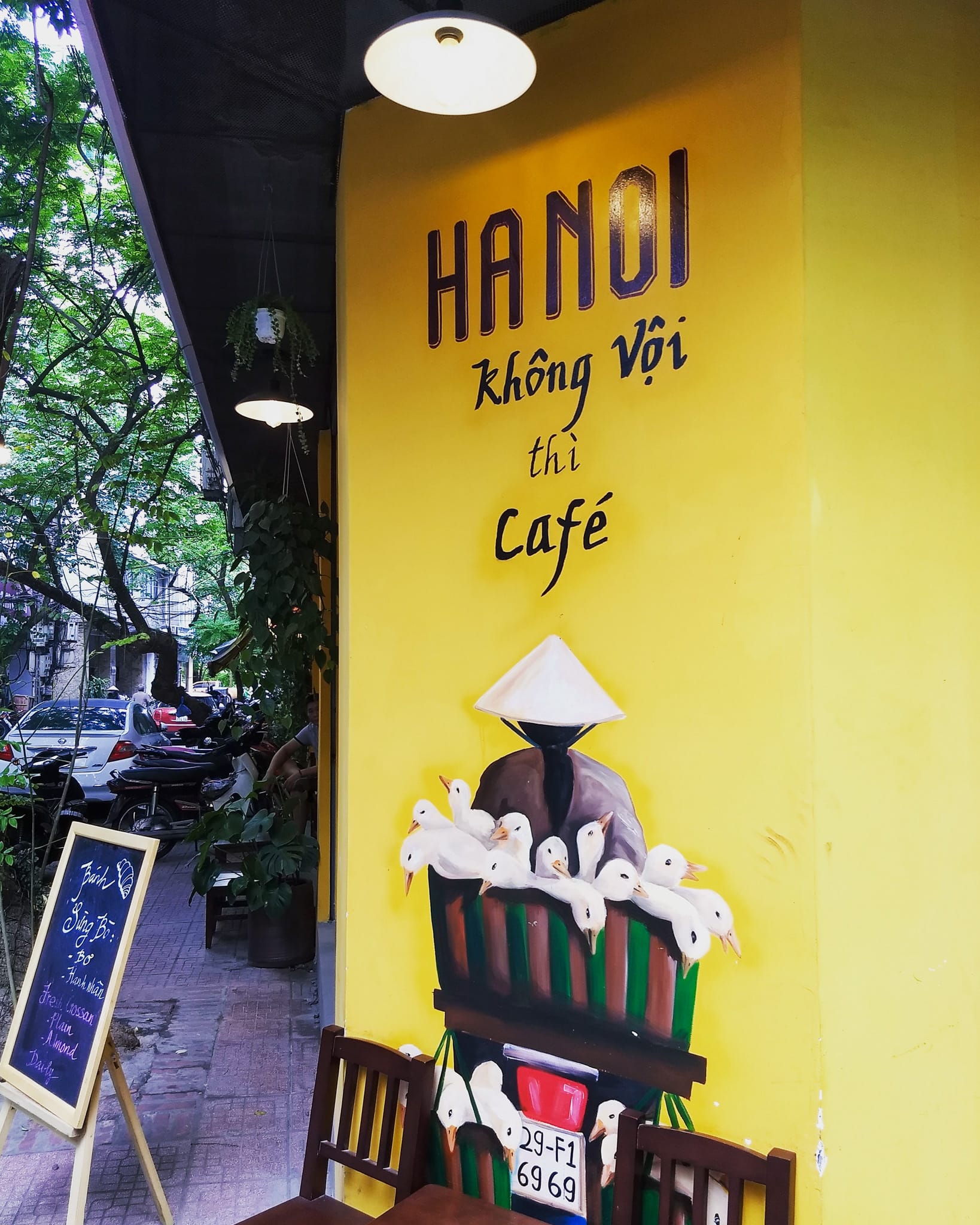 Hanoi Không Vội Thì Café